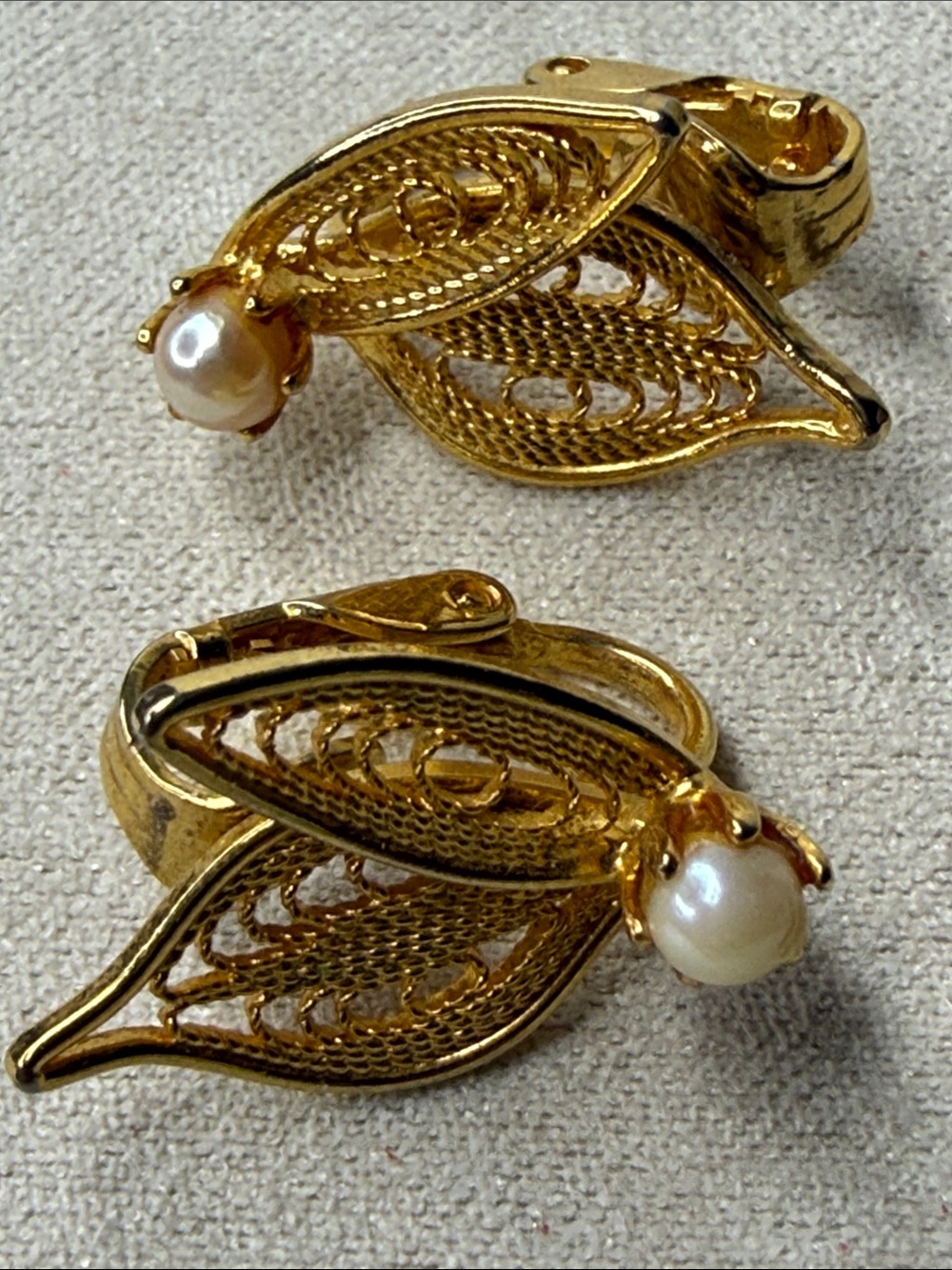 Vintage sweet dainty meshy open filligree faux pearl clip earring classic